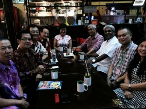 An eventful evening at the Inter-Cultural Mooncake Festival in Carpenter Street, Kuching this evening in the great company of Chinese community leaders like Dato Sim Swee Yong (fourth from left) - president of The Federation of Kuching Division Community Associations Sarawak and Kuching Old Market Community Association, Mr Sim Kiang Chiok (3rd from left) - co-organizing chairman, Amy Tnay Li Ping ( centre) - co-organizing chairman, and the Honourable Mayor of Kuching City North Datuk Haji Abang Wahap Haji Abang Julai (fourth from right).