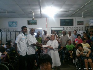 HELPING HAND to Sarawak Cheshire Home in Jalan Ong Tiang Swee, Kuching, yesterday afternoon 1/11. The handicapped were treated to a Deepavali dinner by the Hindu Temple Association , Kuching which looks after the Sreenivasagar Kaliamman Temple in Ban Hock Road, Kuching. ASIA PR handed out Deepavali angpau and matched the contribution by the temple dollar for dollar to Sarawak Cheshire Home. We provided some entertainment for them as well. A total of 46 inmates, 10 of whom were bedridden.