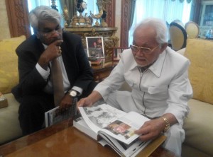 Pehin Seri Abdul Taib Mahmud browsing through the book written about him by the author, Mr Siva Kumar G, seated next to him,  entitled: TAIB - THE VISIONARY.