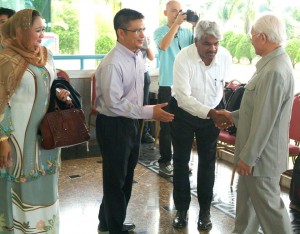 Well-wishers including Mr. Siva Kumar G congratulating the current Head of State Pehin Seri Abdul Taib Mahmud on the State BN's astounding win at  the PRU 13.